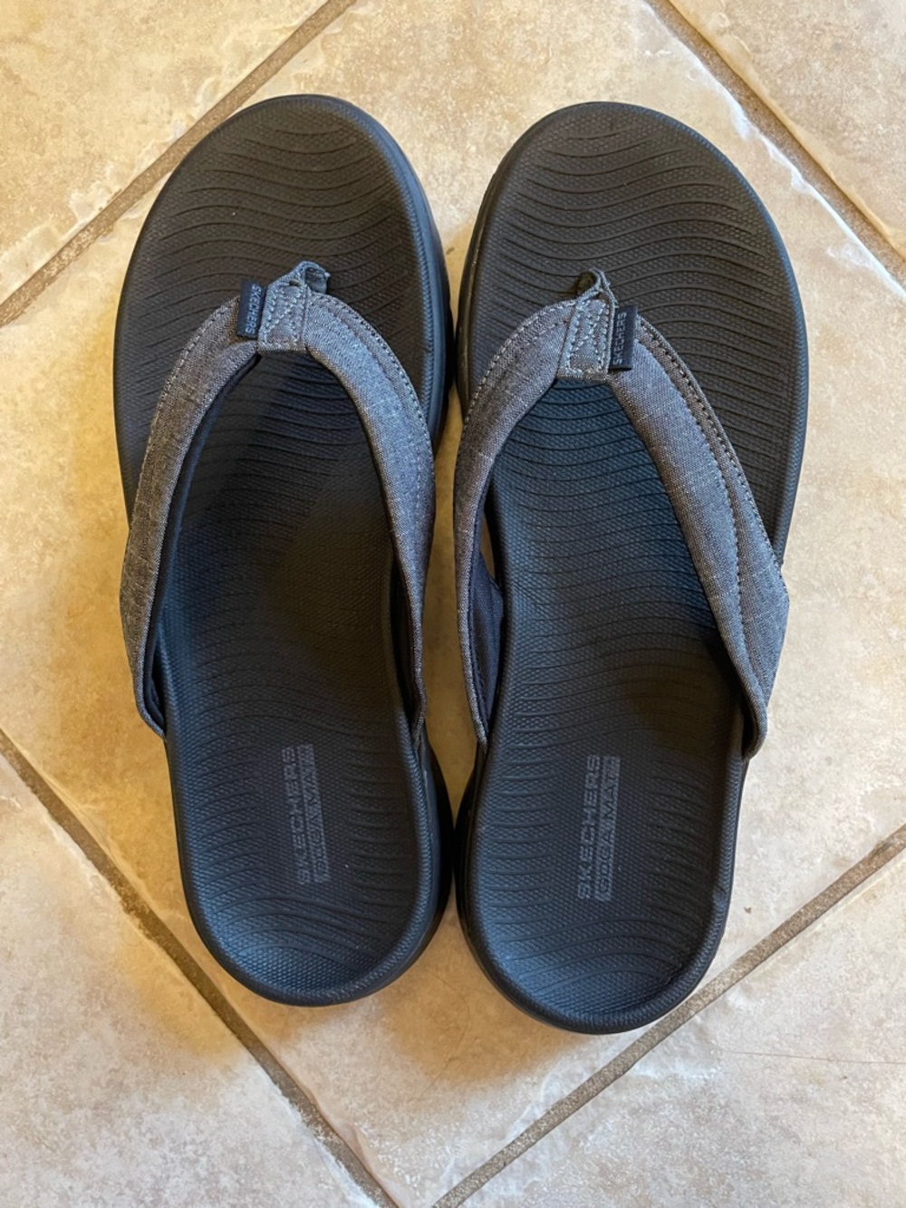 NWOT Skechers Goga mat flip flops